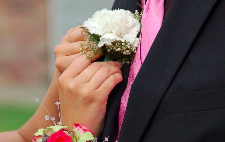 UpperMerionSADD's tweet photo. If you're buying prom tickets, stop by our table during lunch tomorrow and take the PROM PLEDGE! We'll enter you in our prize raffle. Did you know that 60% of teens do NOT drink alcohol on prom night! #2InspirePA #InspirationGrows https://t.co/cinfcDwC6K