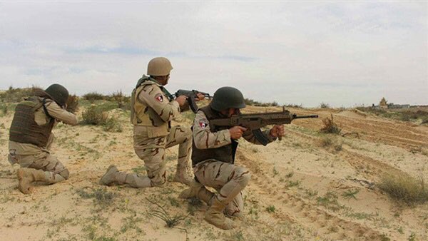 Nena24232423's tweet photo. @HMahmoudmohmed والصوره دي لجنود مصر في الصحراء في الحر والبرد وجو فيه فئران الارهاب الخونه للدفاع عنك وعني ولا عندهم تويتر ولا فيس بوك ولا انستجرام ولا بيشتكوا وبيستشهدوا في سبيل الوطن ولا عزاء لخونة الوطن📛 https://t.co/Wg7pholSNk