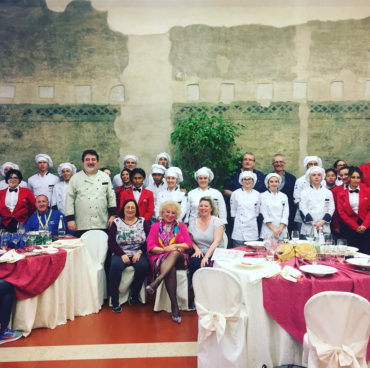 comm_lhtsqy's tweet photo. #reception à l’école hôtelière de #Ferrara avec @stdemarle, proviseur @LhtSaintQuentin @acversailles par la directrice Roberta MONTI https://t.co/ZhKThEyKQ1