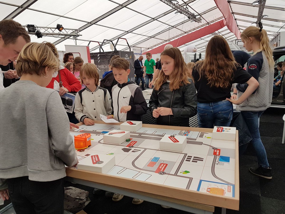 kempentech's tweet photo. Dat techniek hot is blijkt wel uit ons onderwijsprogramma. Binnen 2,5 uur moesten wij de inschrijving sluiten omdat we vol zitten. 300 leerlingen (incl. begeleiding) hebben zich binnen no-time aangemeld. #kempentech #dtw2018 #techniek #Kempen #Onderwijs https://t.co/TaTaZHoRwM