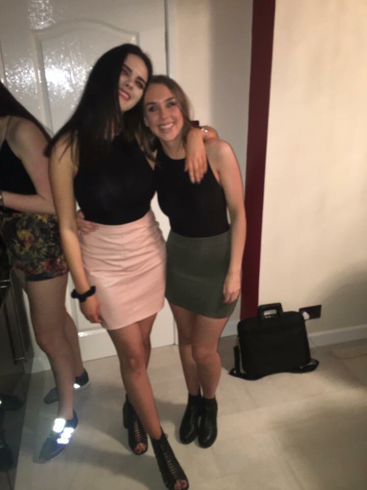 emmaseger_'s tweet photo. @lucysimpso_n happy birthday chicken, missing u reunion in summer pls✌🏻💗xx https://t.co/Pe5ROqD9mf