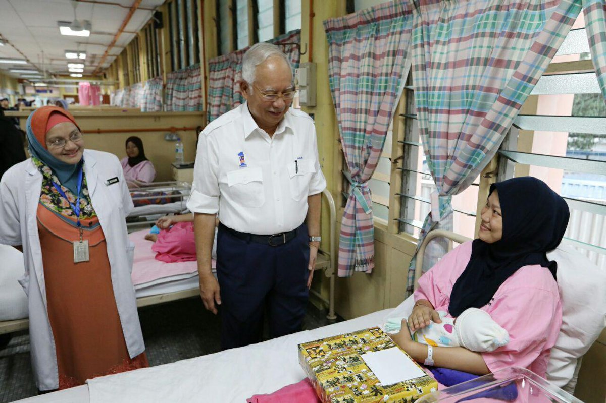 NajibRazak's tweet photo. Melihat wajah ibu dan bayi baru lahir di Hospital KL tadi, menguatkan lagi tekad saya untuk terus berusaha memastikan masa depan yang cerah buat mereka! Banyak yang akan Barisan Nasional laksanakan buat ibu dan anak-anak jika terus diberi mandat. https://t.co/UyOtkQlPRd