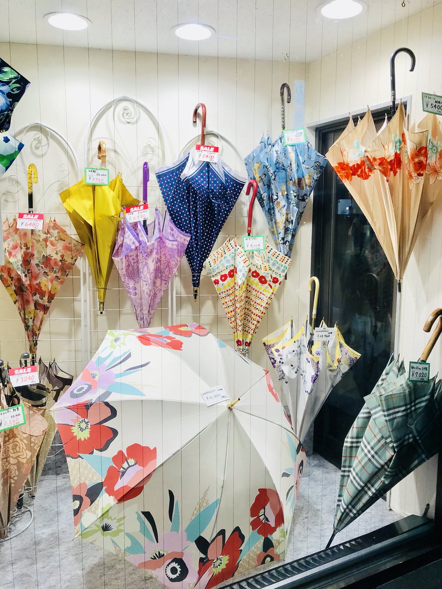 湘南らぱん בטוויטר 鎌倉 小町通りで見かけた傘の専門店 富士洋傘 夜ですでに閉まってましたが 看板に創業明治6年とありました 老舗 ディスプレイの傘が綺麗で使いやすそうです 今度は昼間お店が開いてる時に寄ってみたいです 湘南 鎌倉 小町通り 傘