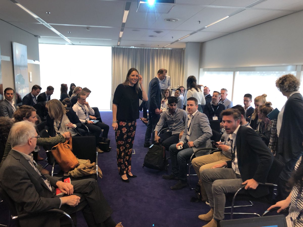 vincentlenoble's tweet photo. Yvette Watson van @PHI_Factory zet het debat op scherp: wat kunnen wij doen om de circulaire economie vorm te geven op de werkvloer! #WorkPlaceDay @1SmartWorkPlace https://t.co/zEany3TYsy
