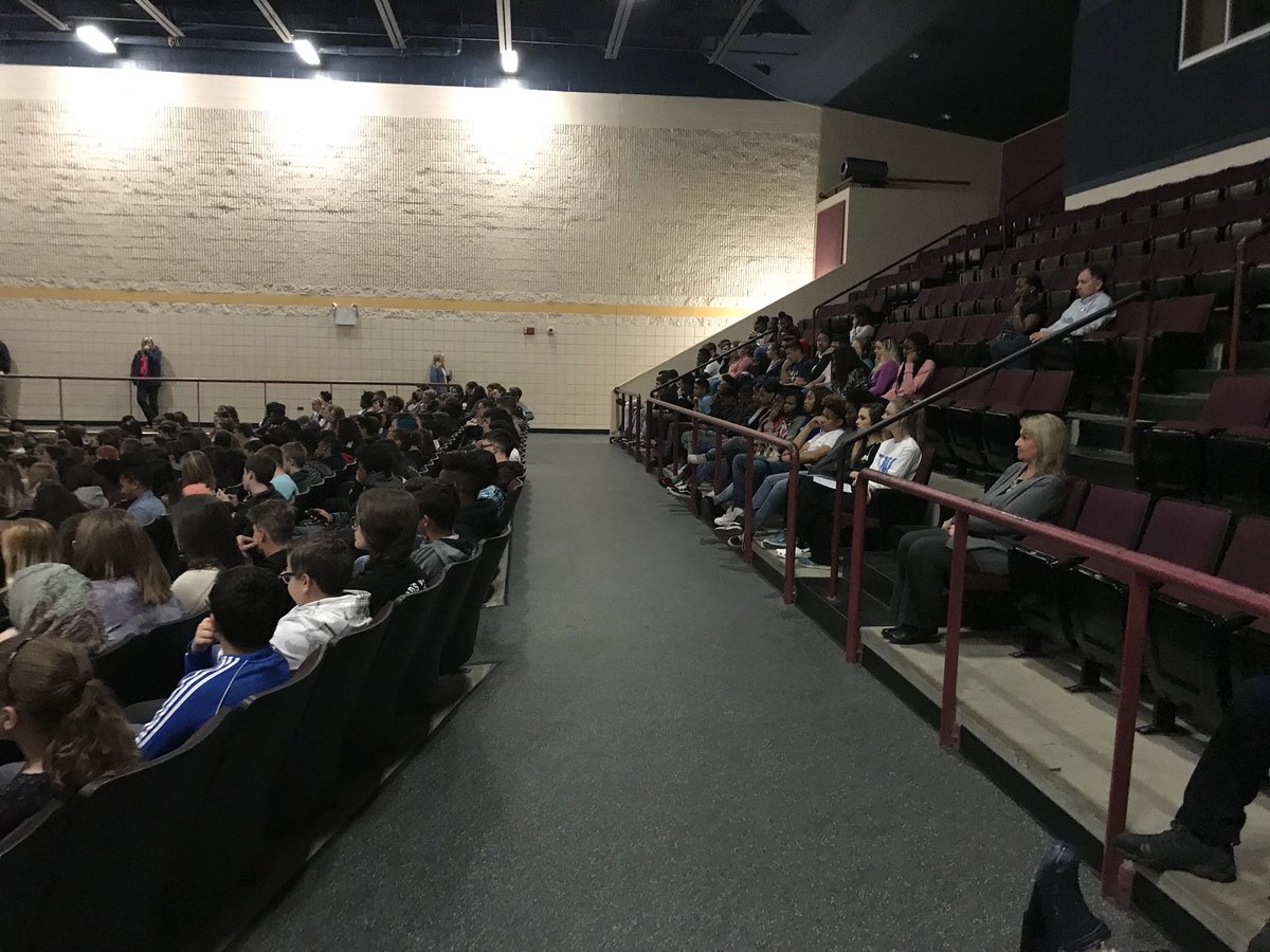 VLeeSpruill's tweet photo. Our @CapeFearHigh1 9th graders during their monthly #FreshmenExperience seminar. Today they discussed #Mindfulness with school counselor @LinvilleCFHS #WeAreCapeFear https://t.co/ZeJimCZ3a0