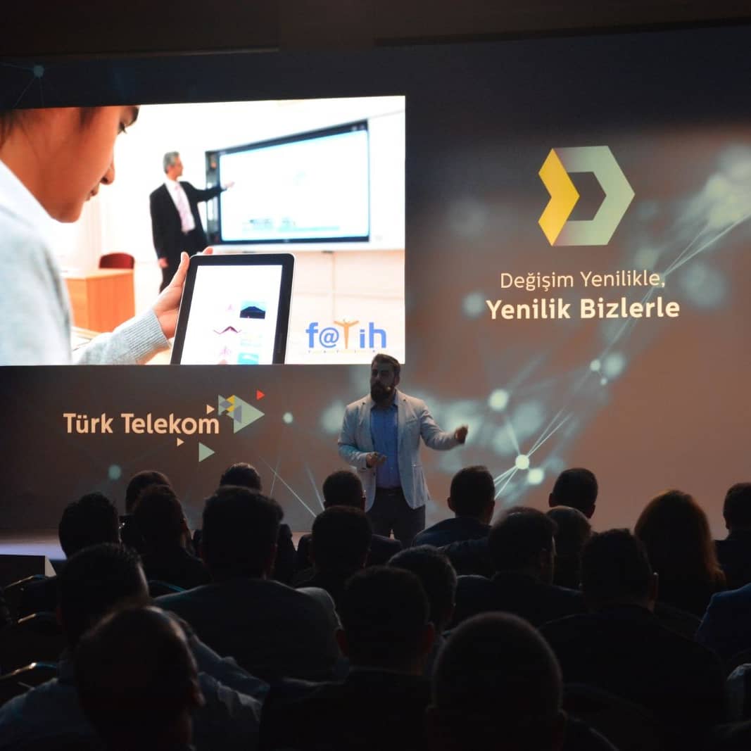 Bugün <a href="/TurkTelekom/">Türk Telekom</a> satış ekipleriyle bir kez daha Bodrum'da buluştum. Geleceğin sadece teknolojik bir altyapı değil aynı zamanda bir üst yapı (akıl) meselesi yani kültürel bir dönüşüm olduğunun altını çizerek başladım. Sunumumun temelini de bu görüşlerim üzerine hazırladım.