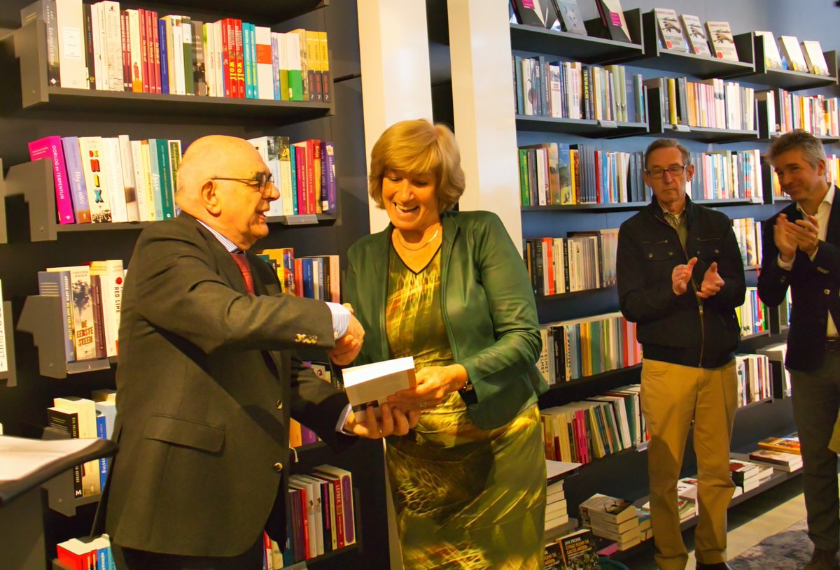 Gisteren de presentatie van het nieuwste boek van Jan Pronk. Het eerste exemplaar was voor Susan Blankhart. Meer informatie op bit.ly/2JS5WHn