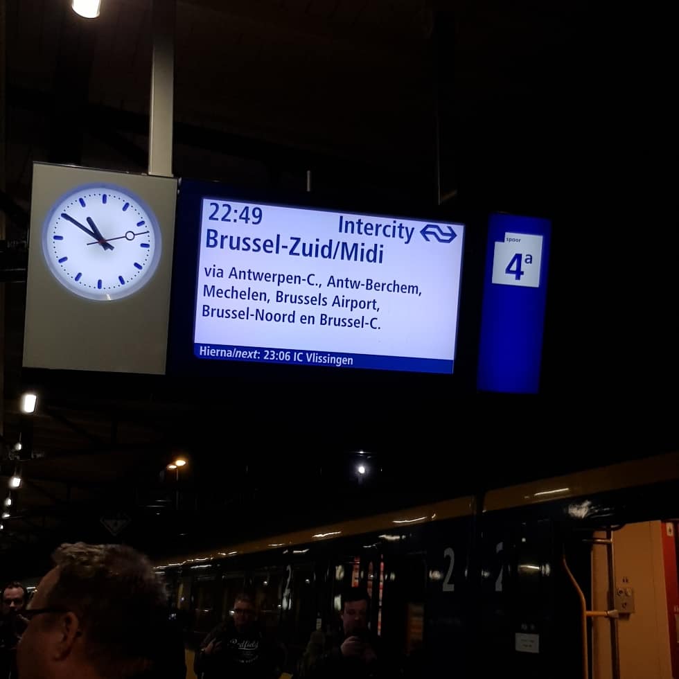 Op 9 april vertrok de laatste Beneluxtrein vanuit Roosendaal. Wat mij betreft moet Roosendaal zich hard maken om op korte termijn een alternatieve snelle treinverbinding naar Antwerpen te realiseren. Als het aan mij ligt wordt Roosendaal weer echt een spoorstad!!