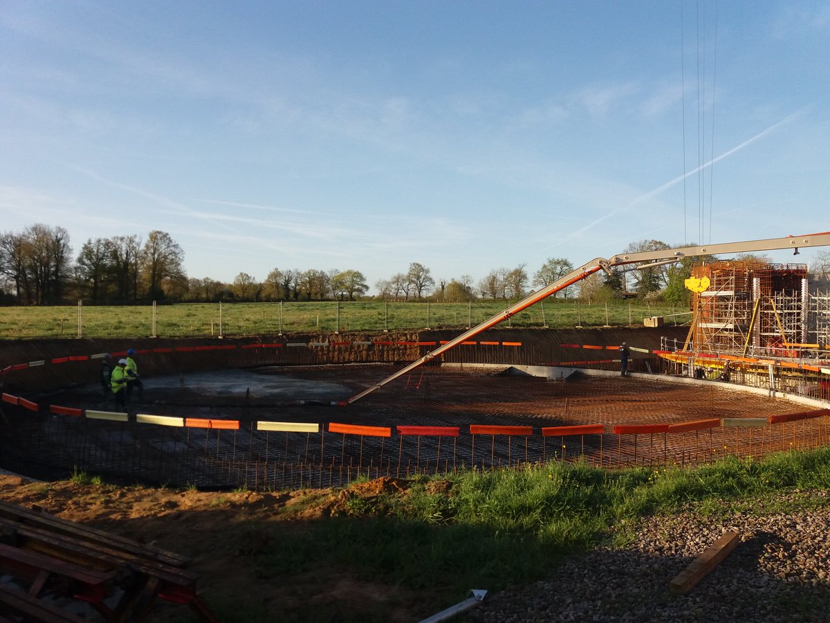 fhumeau_edycem's tweet photo. Coulage du radier du bassin d'eau potable à Cugand avec une pompe 51m. @Edycem_Beton https://t.co/BXnzn94RUs