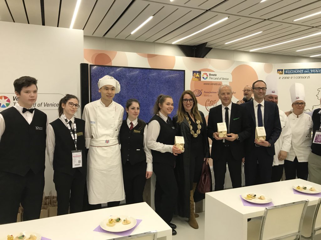 DonazzanElena's tweet photo. Stamattina abbiamo presentato a #Vinitaly il “Pan da Vin”, un pane speciale che si abbina in maniera fantastica con il nostro Prosecco: un prodotto originale creato dagli studenti della scuola di ristorazione #Dieffe di Valdobbiadene. https://t.co/HOUUwnGMQU