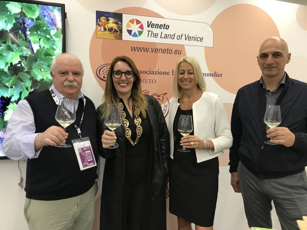 DonazzanElena's tweet photo. Stamattina abbiamo presentato a #Vinitaly il “Pan da Vin”, un pane speciale che si abbina in maniera fantastica con il nostro Prosecco: un prodotto originale creato dagli studenti della scuola di ristorazione #Dieffe di Valdobbiadene. https://t.co/HOUUwnGMQU