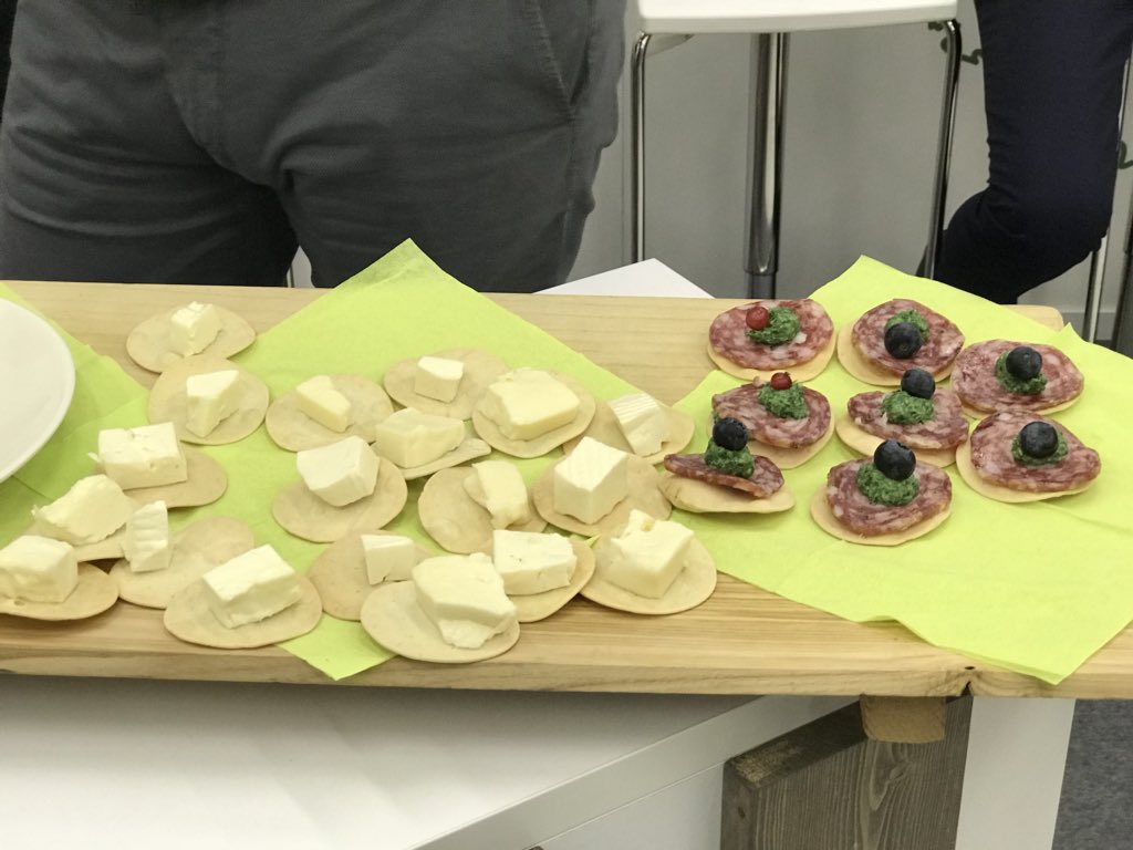 DonazzanElena's tweet photo. Stamattina abbiamo presentato a #Vinitaly il “Pan da Vin”, un pane speciale che si abbina in maniera fantastica con il nostro Prosecco: un prodotto originale creato dagli studenti della scuola di ristorazione #Dieffe di Valdobbiadene. https://t.co/HOUUwnGMQU