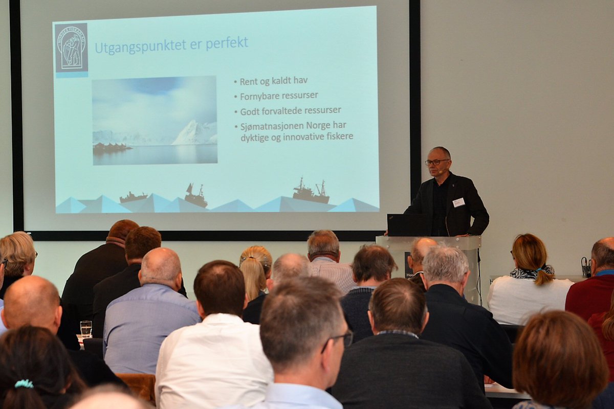 FiskarKjell's tweet photo. I dag og i morgen er jeg og @norgesfiskarlag på seminaret "Fisk og #seismikk" hos @Norskoljeoggass. Vi konstaterte blant annet at fortsatt god dialog og samarbeid er avgjørende for et lavt konfliktnivå mellom to store næringer til havs. #fornybar #ressurs https://t.co/HUwHTblUbe https://t.co/CjxVZUSUwq