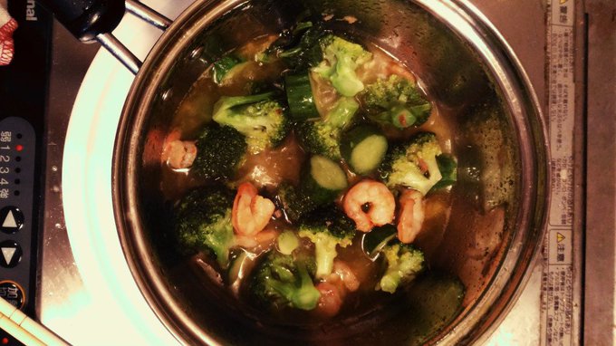 えびちゃんとブロッコリーのアヒージョにキュウリ入れてみたけど、あんまり合わなかった…😖 