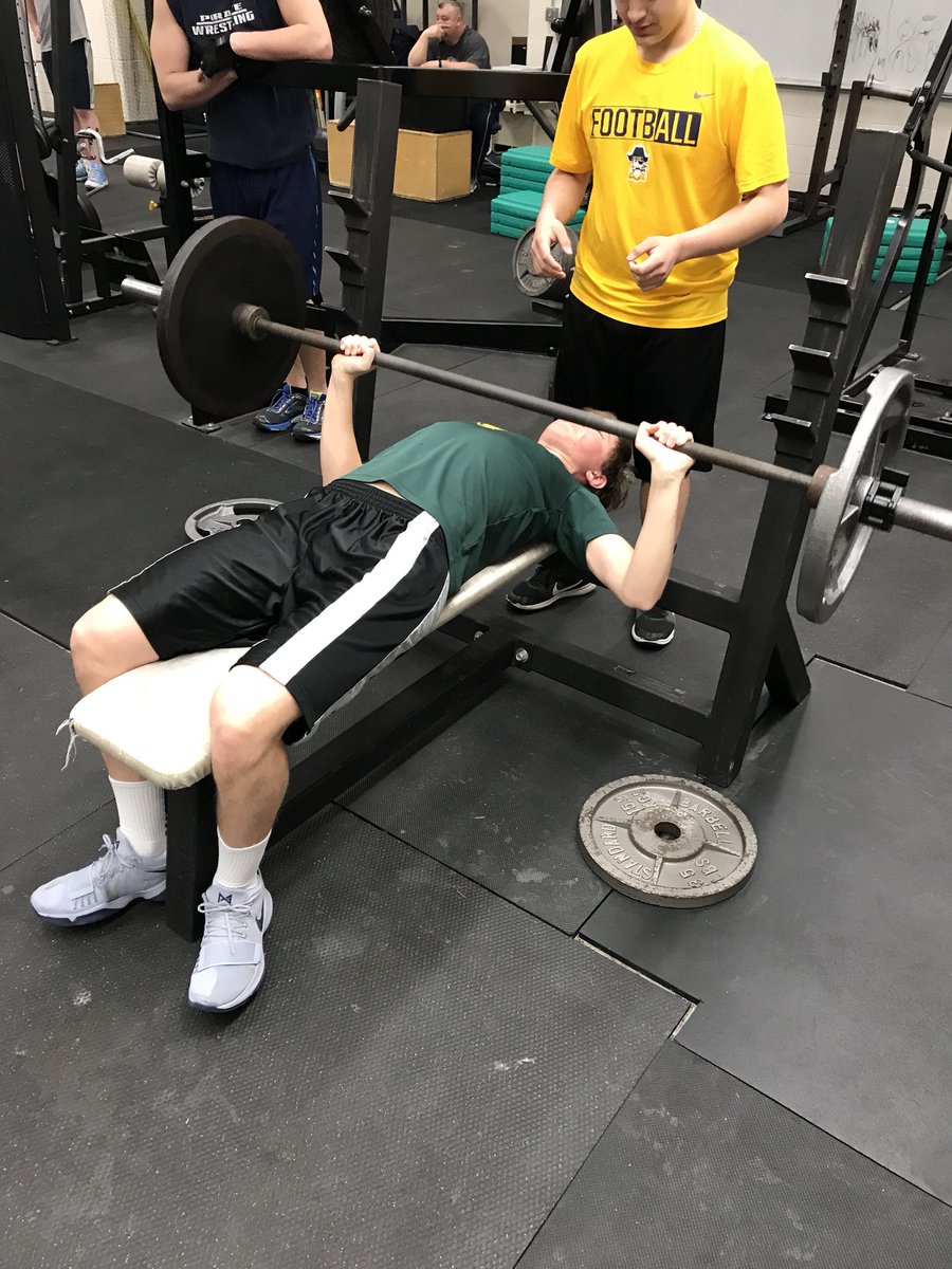 RealCrookstonFb's tweet photo. The boys getting a good off-season lift in #grindseason https://t.co/ZhzvfVFobM