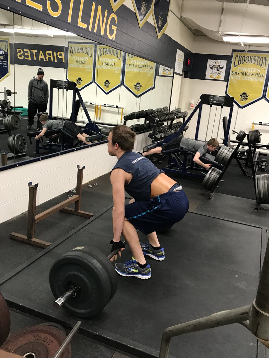 RealCrookstonFb's tweet photo. The boys getting a good off-season lift in #grindseason https://t.co/ZhzvfVFobM