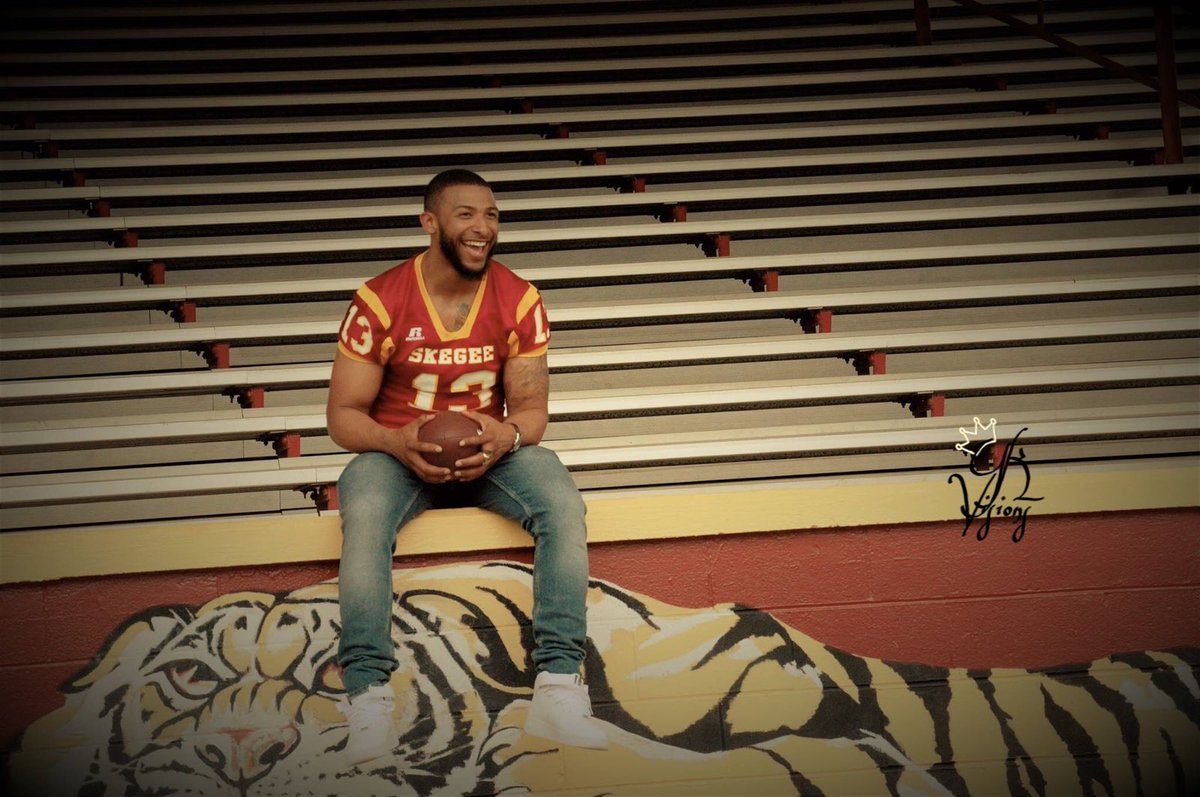 QuezYk1000's tweet photo. Never forget the shed โผ๏ธ๐โ๏ธ๐ #skegeefootball #skegeegrad https://t.co/r0cZ1zWr6J