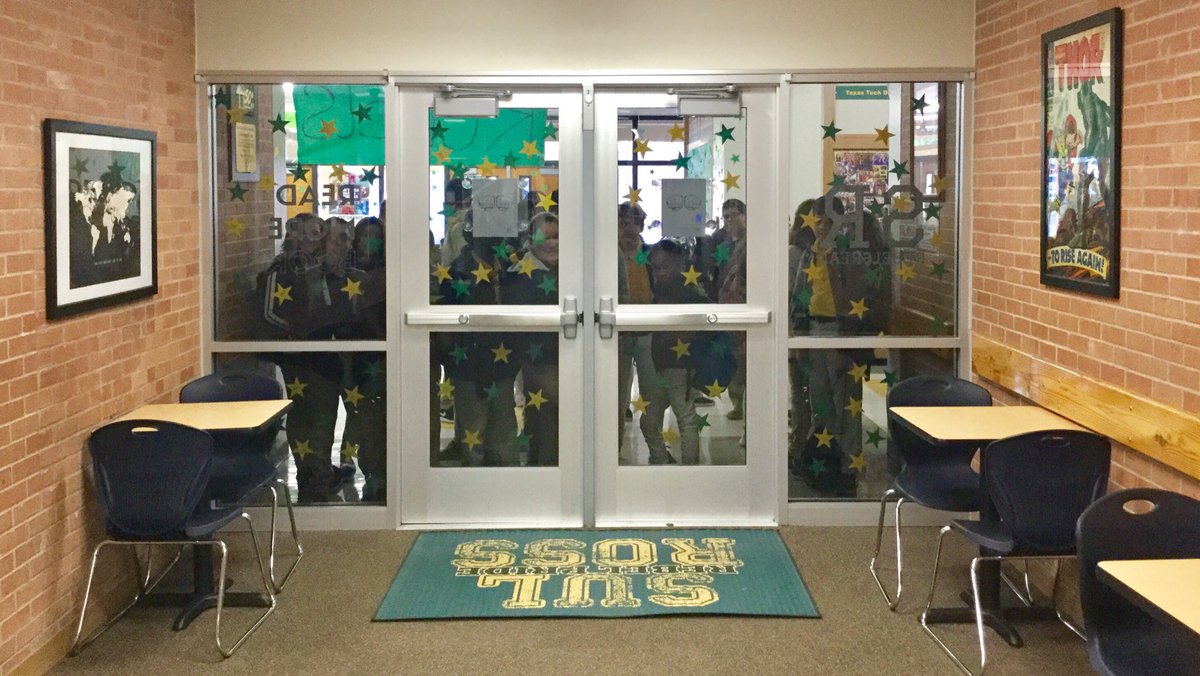 sulrossreads's tweet image. Just a mob of students clamoring to get in the library this morning—nothing to see here. #OpenOpenOpen #RebelsRead #SulRossTexas