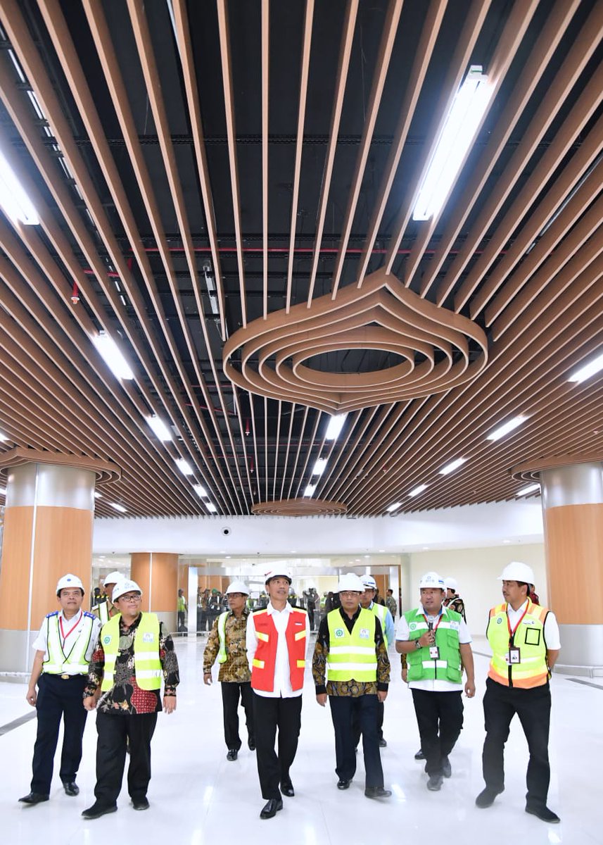 jokowi's tweet photo. Bandara Internasional Kertajati saya harapkan bisa diuji coba pada bulan Mei 2018. Bandara ini bisa menampung sekitar 5,6 juta penumpang (tahap I), terbesar kedua setelah Soekarno-Hatta. Semoga bandara ini secara konkrit bisa menggerakkan perekonomian di seluruh Jawa Barat -Jkw https://t.co/L01X4corfB