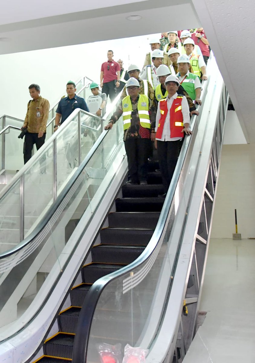 jokowi's tweet photo. Bandara Internasional Kertajati saya harapkan bisa diuji coba pada bulan Mei 2018. Bandara ini bisa menampung sekitar 5,6 juta penumpang (tahap I), terbesar kedua setelah Soekarno-Hatta. Semoga bandara ini secara konkrit bisa menggerakkan perekonomian di seluruh Jawa Barat -Jkw https://t.co/L01X4corfB