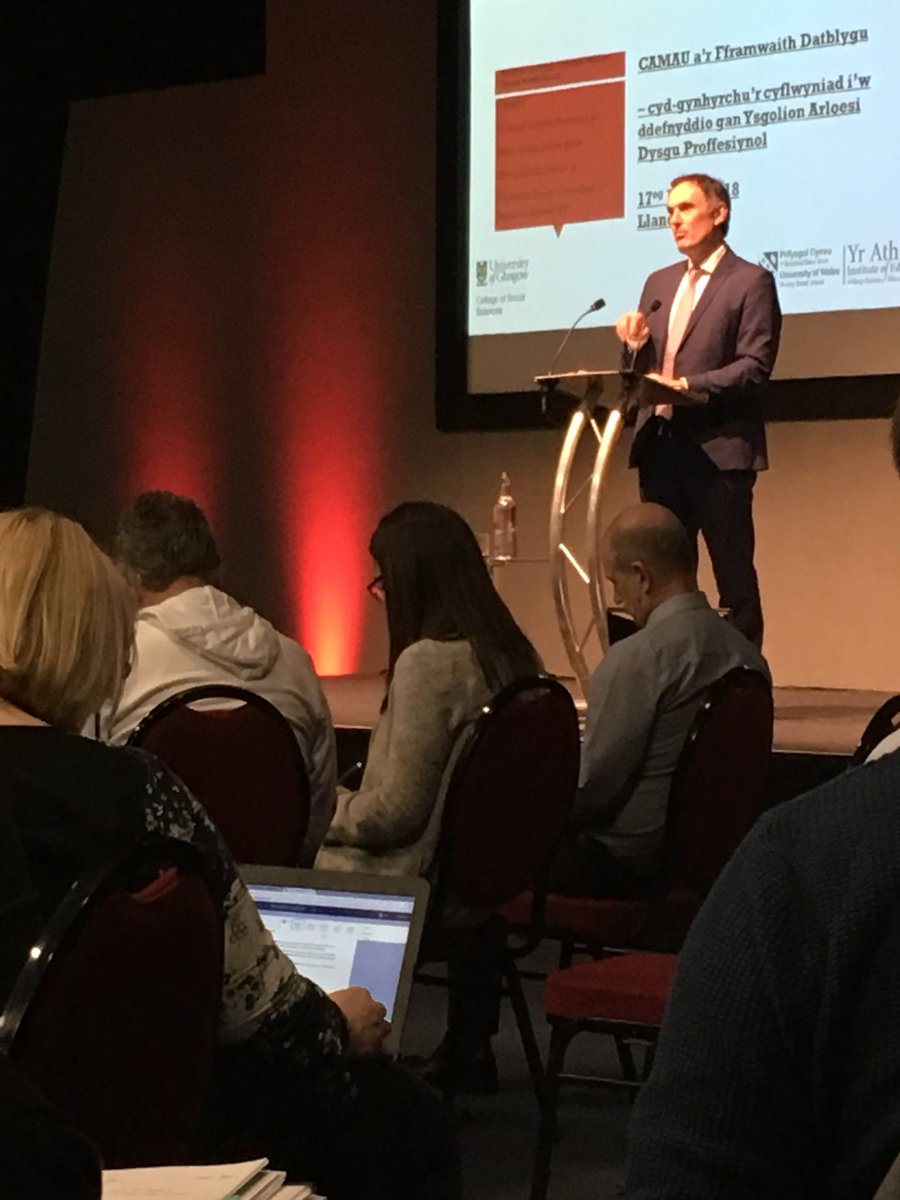 tegwen_ellis's tweet photo. Deon yr Athrofa @DrDylanEJones yn rhannu Camau aโr Fframwaith Datblygu @Athrofa #statws #proffesiwn https://t.co/yZXUVIDthk