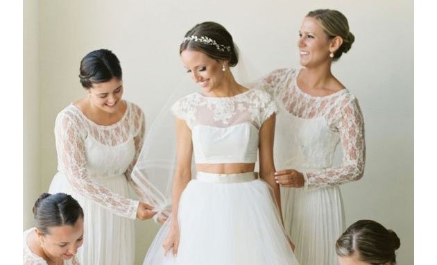 LilianPacce's tweet photo. No lugar de um vestido de noiva, que tal casar com duas peças? :o Pois essa é a nova tendência no look de #casamento! Say yes to the... cropped top?! Vem saber mais:
https://t.co/9OixnoEzSC #vestidodenoiva #noiva #tendencia #topcropped #croppedtop https://t.co/XNFp4HJY3O