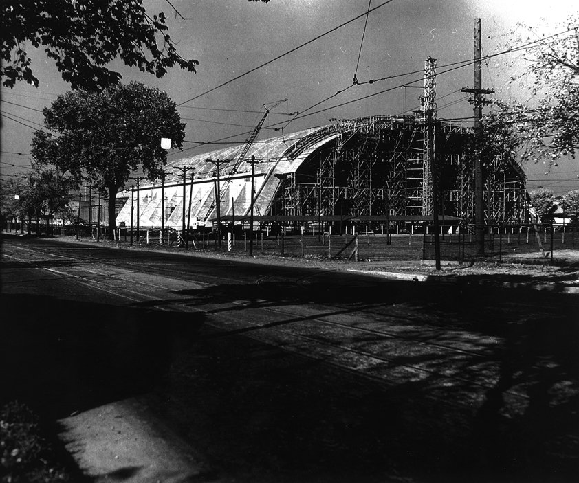 mnstatefair's tweet photo. In last week’s #FairPhotoMemory, the original Hippodrome was missing from the photo, which had to be razed after WWII. The current Warner Coliseum was built & completed in 1951—it was also the last use of government appropriation. (1950 photograph taken/donated by Kent Hadrits) https://t.co/tc8J0MB0HR