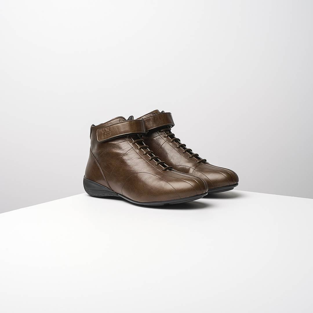 RichbrookSelect's tweet photo. The 24 Hours of Le Mans limited 'Ligne' boot is handcrafted in distressed Italian leather with stitching detail reminiscent of vintage race boots! #handcrafted #Italianleather #drivingboot https://t.co/u7IeureDAI https://t.co/YhUgfJvayH