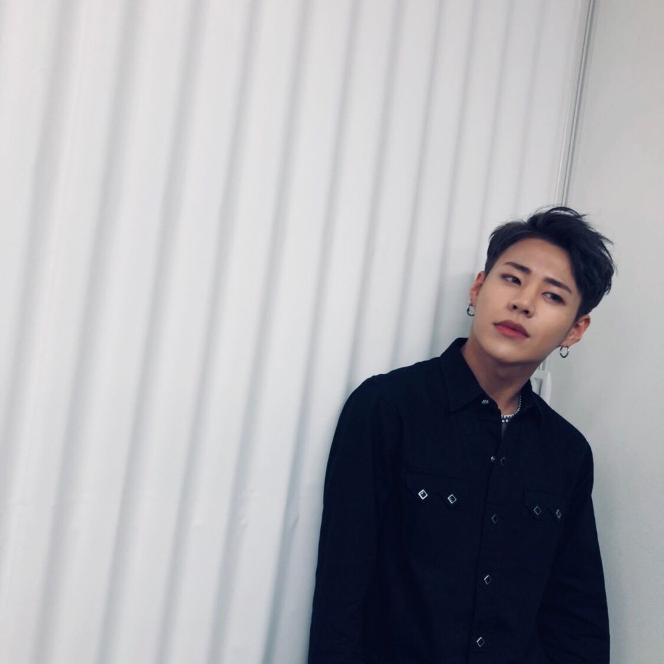 imfact_twt's tweet photo. [ 태호 ]
임팩트 컴백 무대 다들 봤어요~?
오랜만에 음악방송 하니까 너무
재밌고 행복했당ㅎㅎ
특히 우리 이프들이 응원들을 많이 해줘서 무사히 잘 했어요~
이제 시작이다아아 화이팅!!!
#임팩트 #태호 #빛나 #컴백 https://t.co/HEvrqLgjce