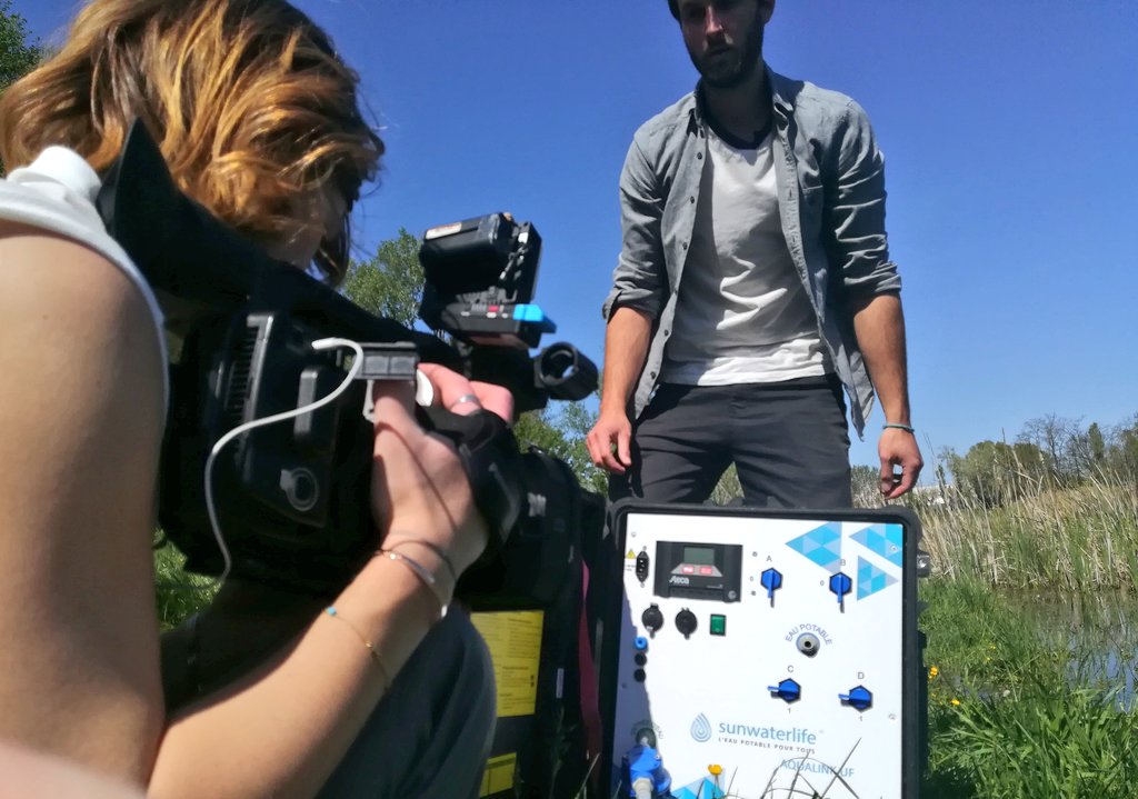 viaOccitanieTV's tweet photo. Rencontre avec la start up @sunwaterlife31 qui transforme l'eau souillée en eau potable avec une simple valise et l'énergie solaire 🌞💧💧 https://t.co/4aK7LVJxRD