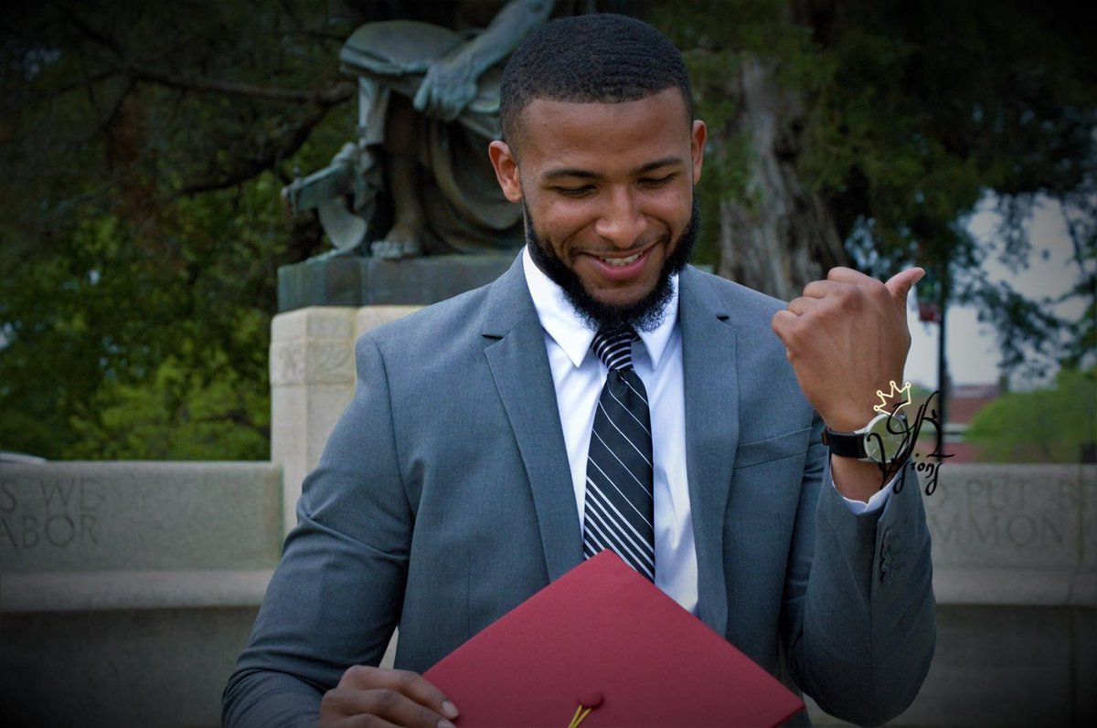 QuezYk1000's tweet photo. โwalk it like I talk it โ ๐บ๐พ๐พ #skegeefootball #skegeegrad https://t.co/ULIzcMw07H