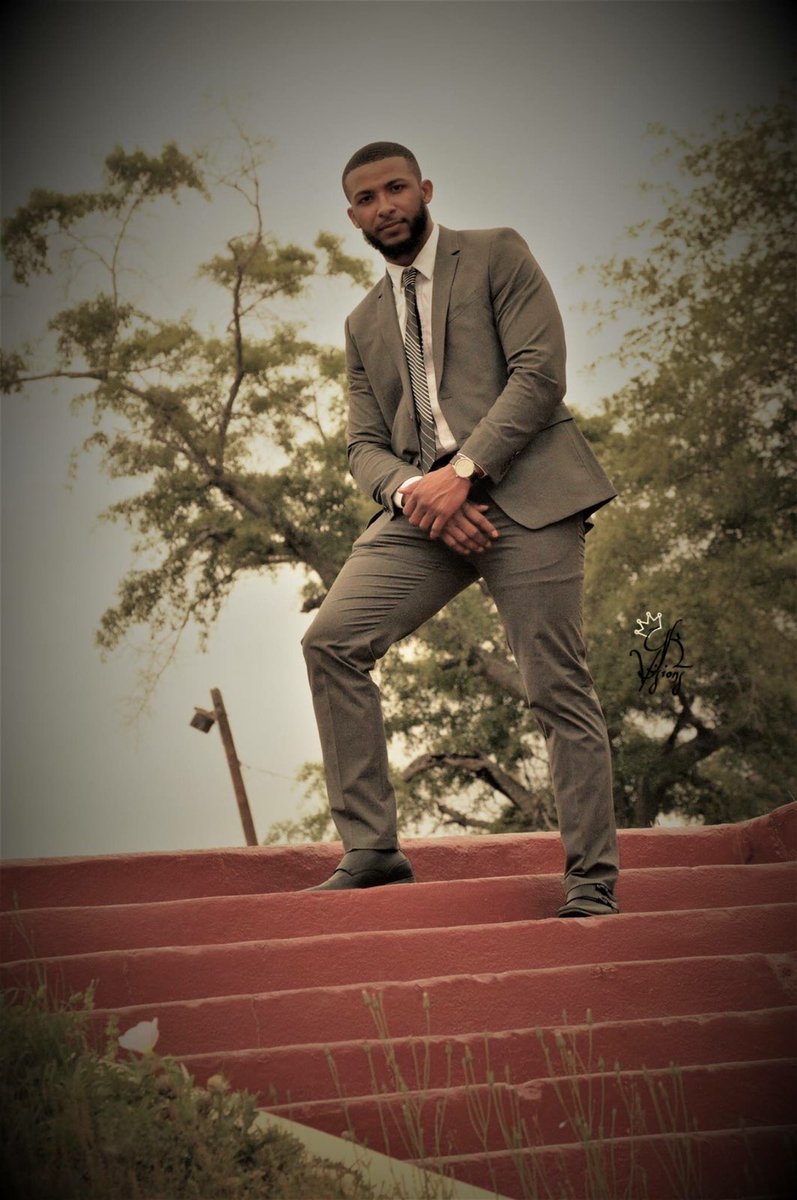 QuezYk1000's tweet photo. โwalk it like I talk it โ ๐บ๐พ๐พ #skegeefootball #skegeegrad https://t.co/ULIzcMw07H