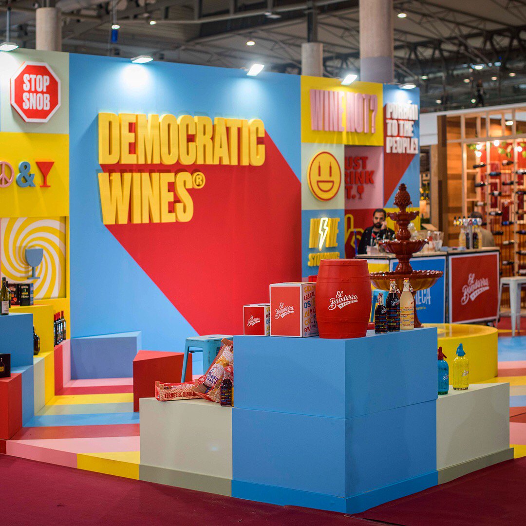 democraticwines's tweet photo. Os presentamos nuestro stand de @AlimentariaBCN que hemos parido con #StudioAnimal. Un espacio lleno de color, de #vinos orgánicos y orgásmicos, de #sangría para montar los mejores guateques y con una fuente de #vermut 24 horas. ¡VENID A BEBERNOS! #DemocraticWines #wehaveadrink https://t.co/iq64CtVf0w