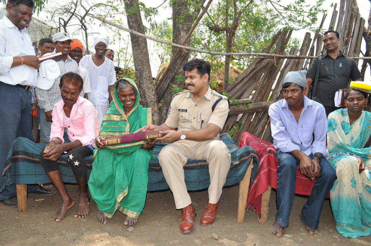 pandiribhargavi's tweet photo. Smiling face is what expected. She is mother of #Moaist member who is working since 18yrs in #Dhandakaranya spl zone committee, #chattisgarh. SP, Adilabad is seen giving her food supplies&amp;clothes. Also inaugurated #waterplant &amp; interacted with children @spnirmal1 @Collector_ADB https://t.co/PlYaYRtiUu