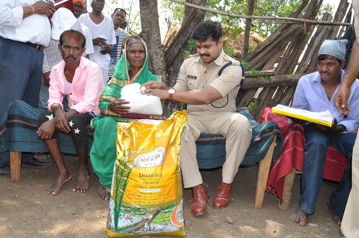 pandiribhargavi's tweet photo. Smiling face is what expected. She is mother of #Moaist member who is working since 18yrs in #Dhandakaranya spl zone committee, #chattisgarh. SP, Adilabad is seen giving her food supplies&amp;clothes. Also inaugurated #waterplant &amp; interacted with children @spnirmal1 @Collector_ADB https://t.co/PlYaYRtiUu