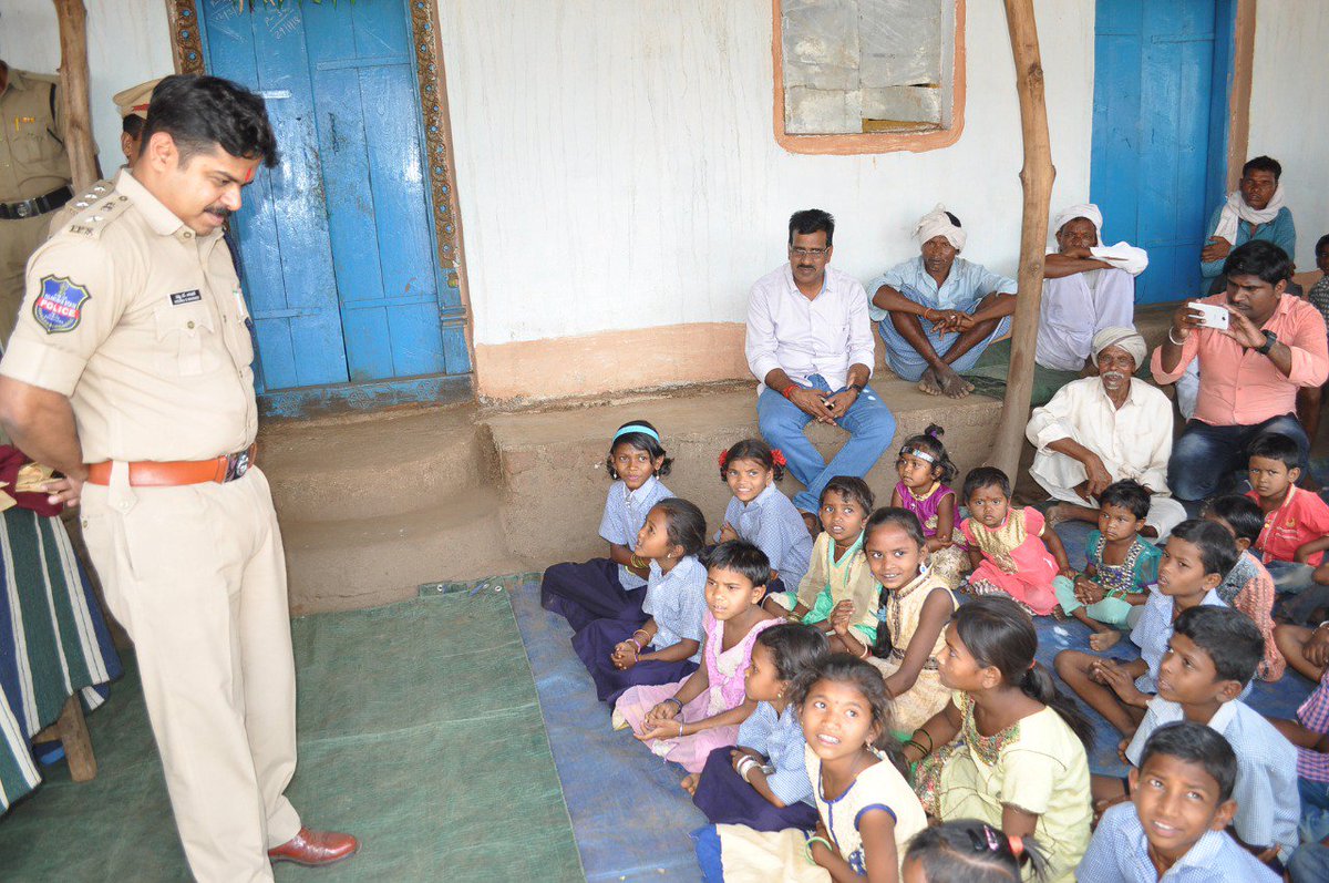 pandiribhargavi's tweet photo. Smiling face is what expected. She is mother of #Moaist member who is working since 18yrs in #Dhandakaranya spl zone committee, #chattisgarh. SP, Adilabad is seen giving her food supplies&amp;clothes. Also inaugurated #waterplant &amp; interacted with children @spnirmal1 @Collector_ADB https://t.co/PlYaYRtiUu