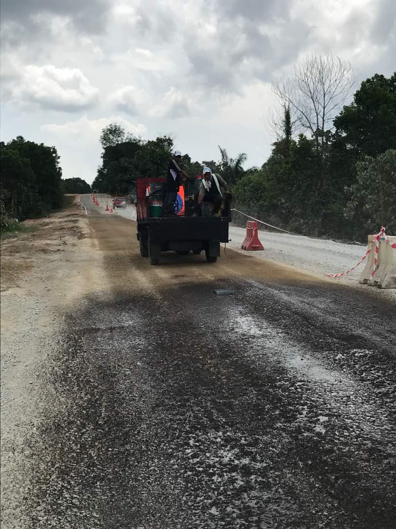 AHTNU_Area3's tweet image. Info 17/04/2018
Sambungan kerja² berkala / bukan berkala pavement 2018 di Daerah Setiu di jalan T168 Jln Chaluk / Gong Terap / Bukit Putera sec 6.10 - 6.30 menggunakan kaedah PMC (semburan prime coat)
@AHTNUC_TSRM @JKRSetiu