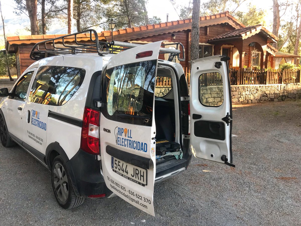 Hoy vamos a hacer la instalación eléctrica de una casa de madera 🏡 
.
.
.
#ripollelectricidad #instalacioneselectricas #altealavella #altea #electricidad #iluminacion #casademadera