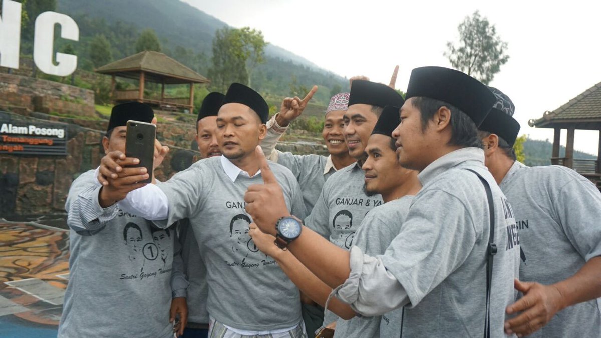 TajYasinMZ's tweet photo. Di Posong ini (17/4), para santri mengukuhkan #SantriGayeng se-Temanggung.

#SantriGayeng adalah komunitas yang mendukung saya dan Mas @ganjarpranowo maju sebagai pemangku mandat masyarakat #JawaTengah.

Terima kasih 👃 https://t.co/YOuOWGO4Tx