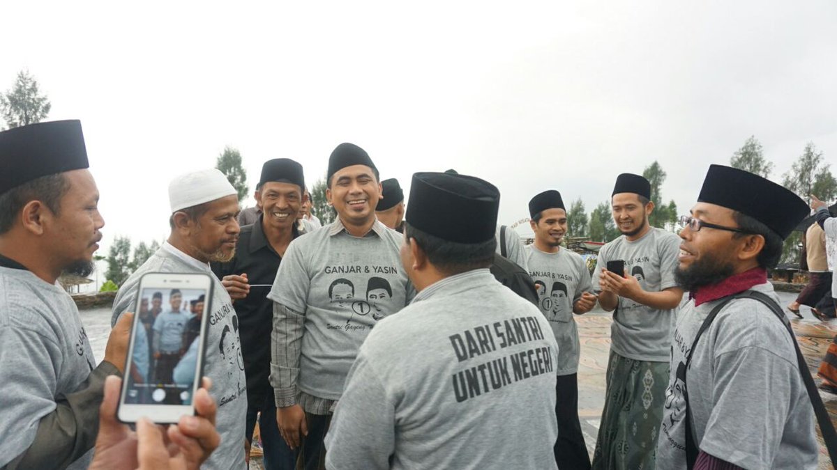 TajYasinMZ's tweet photo. Di Posong ini (17/4), para santri mengukuhkan #SantriGayeng se-Temanggung.

#SantriGayeng adalah komunitas yang mendukung saya dan Mas @ganjarpranowo maju sebagai pemangku mandat masyarakat #JawaTengah.

Terima kasih 👃 https://t.co/YOuOWGO4Tx