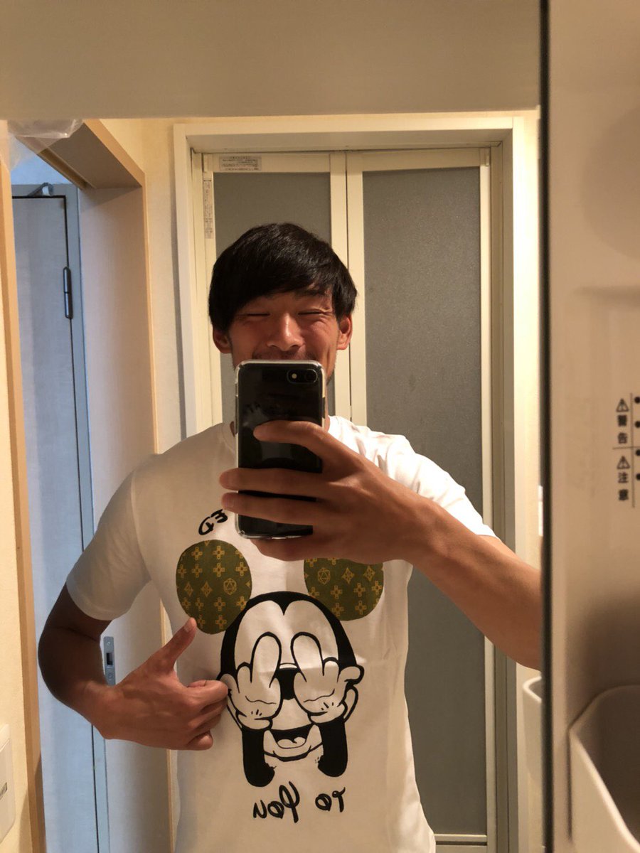 s33_s11's tweet photo. ちょっと早めの誕生日プレゼントを池君からゲッチュ🎁
俺はTシャツをプレゼントしましたー♪
#0422 #trestar #totebag
#0420 #forwardmilano #tshirt https://t.co/k7RPMTcvxE