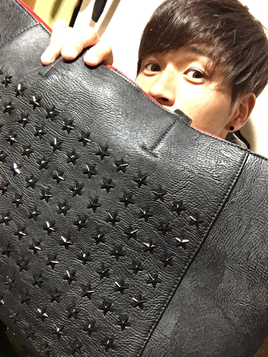 s33_s11's tweet photo. ちょっと早めの誕生日プレゼントを池君からゲッチュ🎁
俺はTシャツをプレゼントしましたー♪
#0422 #trestar #totebag
#0420 #forwardmilano #tshirt https://t.co/k7RPMTcvxE