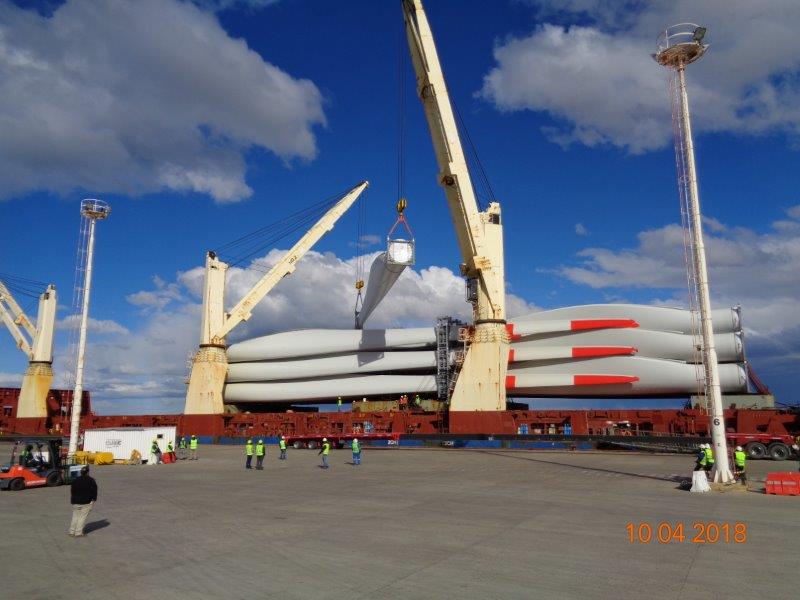 Renovables_Ar's tweet image. Más fotos de los proyectos #RenovAr en marcha. El Parque Eólico del Bicentenario en Puerto Deseado, Santa Cruz, tendrá una potencia instalada de 100 MW y generará energía eléctrica para más de 90 mil hogares.