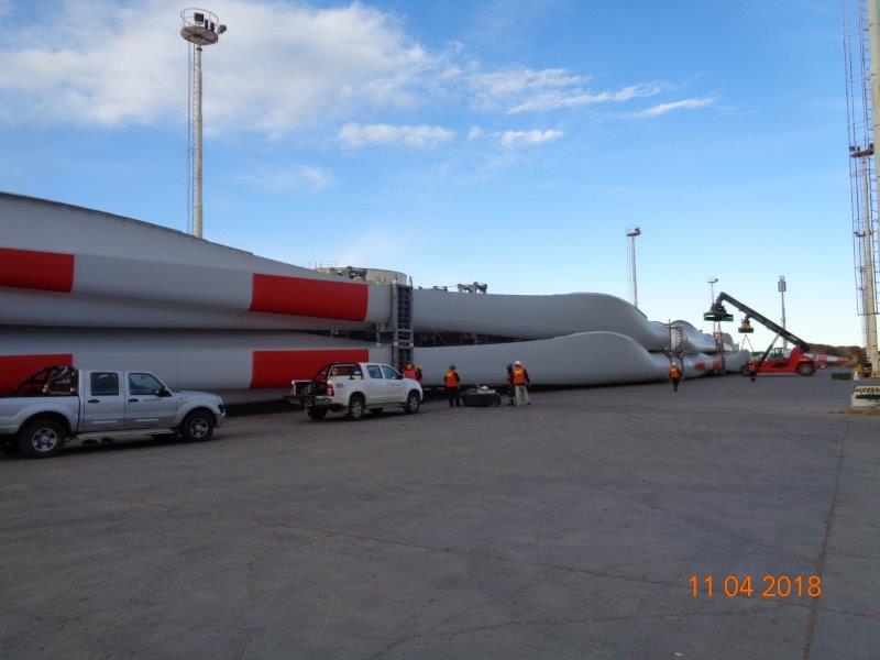 Renovables_Ar's tweet image. Más fotos de los proyectos #RenovAr en marcha. El Parque Eólico del Bicentenario en Puerto Deseado, Santa Cruz, tendrá una potencia instalada de 100 MW y generará energía eléctrica para más de 90 mil hogares.