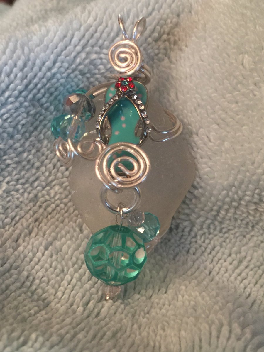 beachbobbles's tweet photo. #seaglass #pendant #FlipFlops #giftideas #giftforher #Craftbuzz #fun #Oceanside #WearableArt #MothersDay https://t.co/e9xN2MSU8r