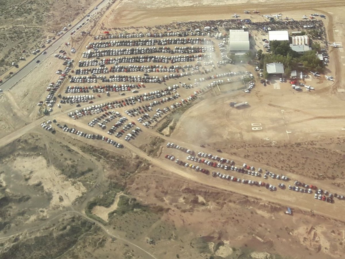 CarreteraMedios's tweet photo. ¡Hasta las manos! El @AeroclubAllen estuvo a pleno este fin de semana. El clima acompañó y muchas familias coparon la barda de #Allen Una postal aérea refleja la cantidad de vehículos en el predio. https://t.co/WWWqvebz9P