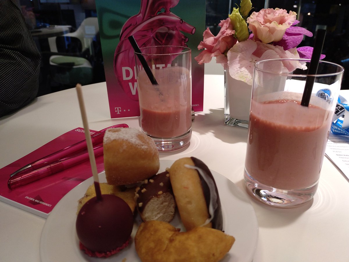 rehago_eu's tweet photo. Die Nerven für die #Pitche|s stählen:
Danke @deutschetelekom für die not so healthy #carbs
#Nervenfutter auf der #conhIT
Trotz #ehealth und #medtech braucht's manchmal einfach #echteKalorien!
#VR #VirtualReality 😎🍰
#medtech #vrtherapy
#startuplife
#stroke #Schlaganfall https://t.co/qxW55jehJC