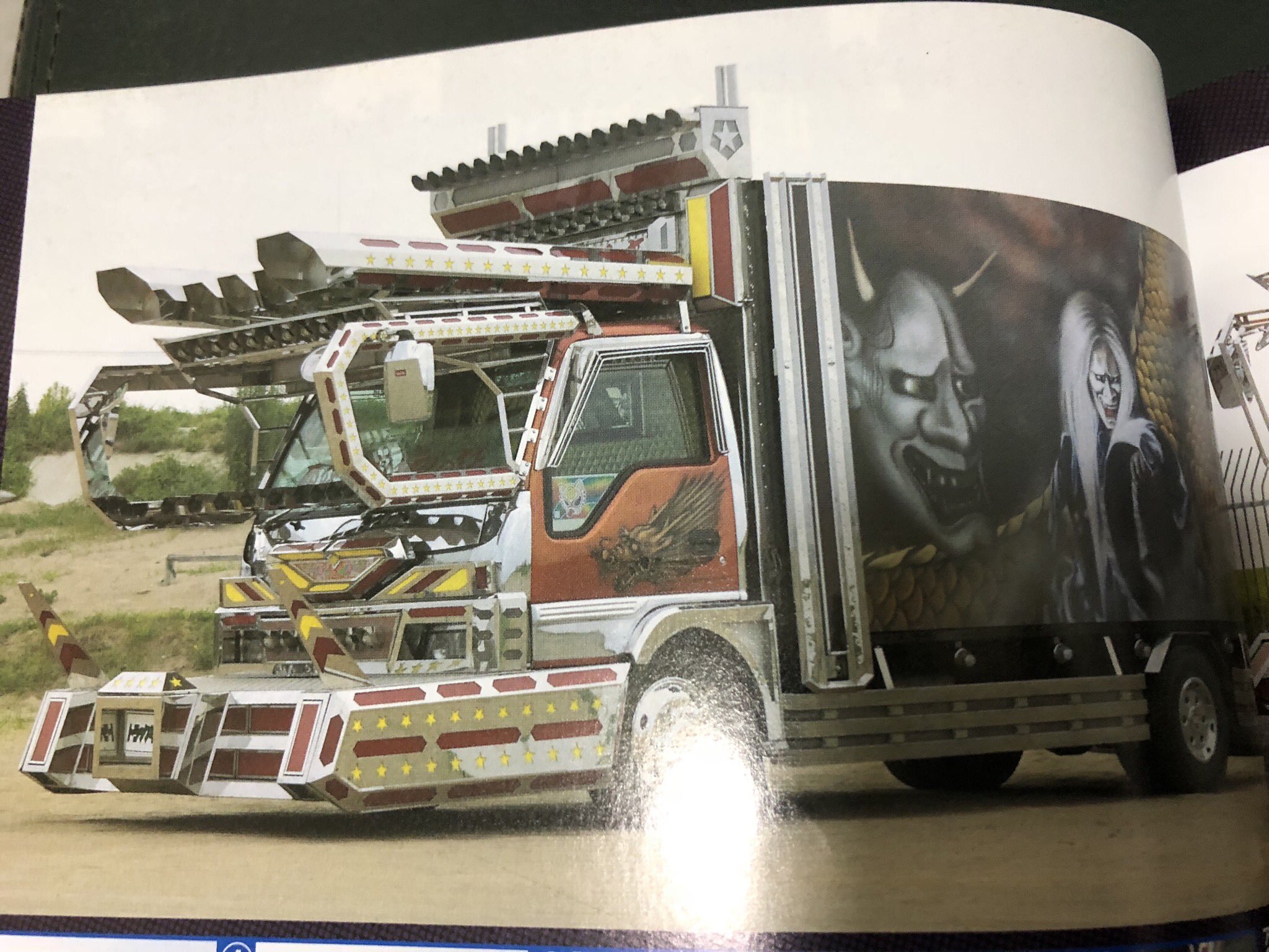 重 左の写真のデコトラが付けてた ミラーステーと キャブロケットは 今は右の写真のデコトラのオーナーさんが持ってるみたい T Co Ommhgrrwch Twitter