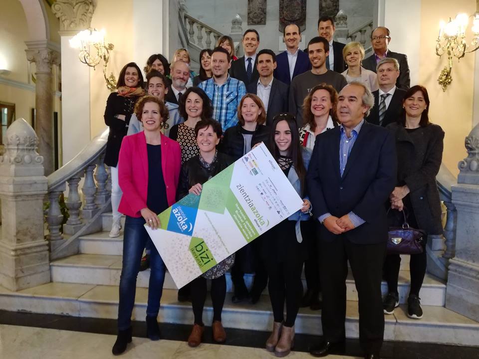deusto's tweet photo. #Bilbao celebra este sábado la Zientzia #Azoka18, encuentro de proyectos científico-tecnológicos de jóvenes / Zientzia Azoka, gazteen zientzia eta teknologia proiektuen topaketa egingo da larunbatean Bilbon https://t.co/SRmHZOOJFv 

Han egongo da @DeustoResearch 🙋‍♀️🙋‍♂️ https://t.co/b6WCMEbO14