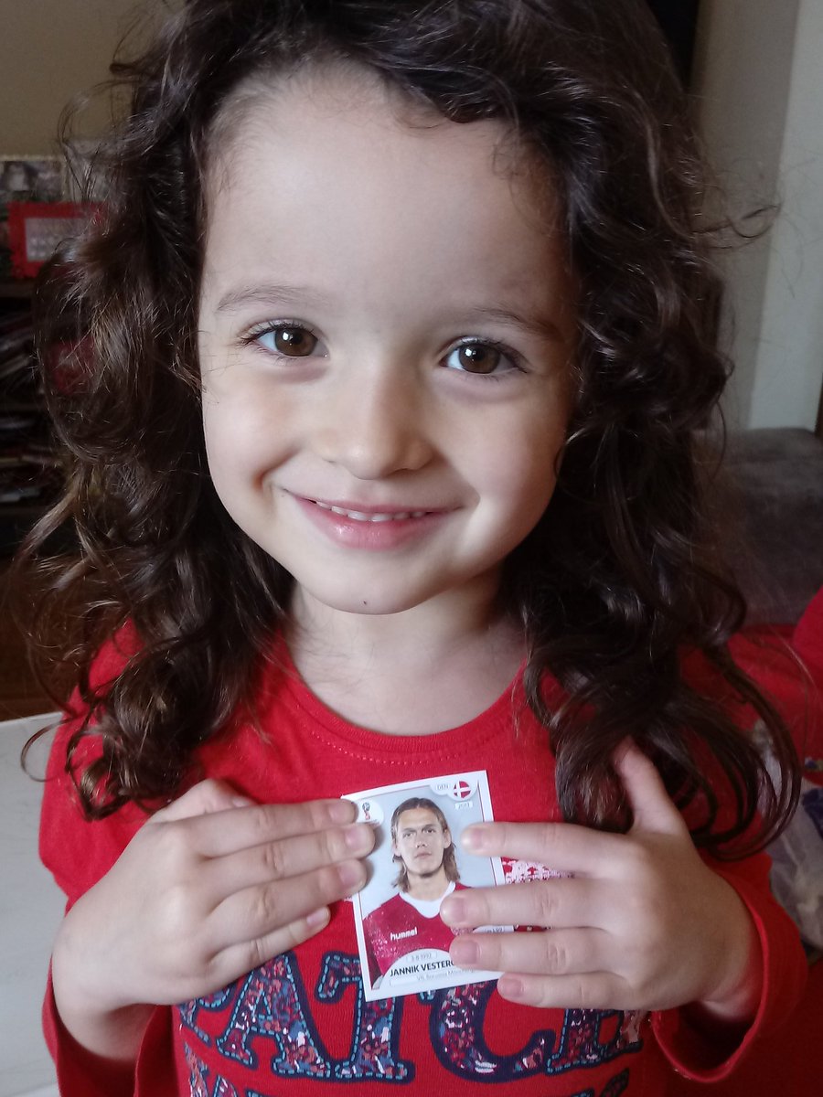 peterarnholdt's tweet photo. Stor dag i Belo Horizonte. Min datter Marianne har lige fået sin første danske landsholdsspiller til sit #Panini-album. Det blev Jannik Vestergaard 😍 Vi hepper på, at du bliver klar til VM 🇧🇷️⚽🇩🇰️ #landsholdet #vm2014 https://t.co/Rn7JRJqeMR